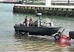 Standbild United States Coast Guard Mechanik Saudi-arabien, 1991, aus Sekunde 53 historischem Filmmaterial Videoclip 65675048333