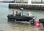Standbild United States Coast Guard Mechanik Saudi-arabien, 1991, aus Sekunde 54 historischem Filmmaterial Videoclip 65675048333