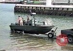 Standbild United States Coast Guard Mechanik Saudi-arabien, 1991, aus Sekunde 55 historischem Filmmaterial Videoclip 65675048333