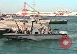 Standbild Harbour Patrol crew Saudi Arabien, 1991, aus Sekunde 5 historischem Filmmaterial Videoclip 65675048335