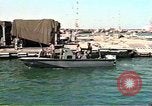 Standbild Harbour Patrol crew Saudi Arabien, 1991, aus Sekunde 10 historischem Filmmaterial Videoclip 65675048335