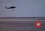 Standbild UH 60 Hubschrauber Ägypten, 1980, aus Sekunde 14 historischem Filmmaterial Videoclip 65675048345
