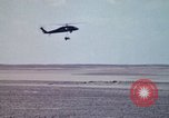 Standbild UH 60 Hubschrauber Ägypten, 1980, aus Sekunde 16 historischem Filmmaterial Videoclip 65675048345