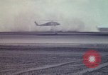 Standbild UH 60 Hubschrauber Ägypten, 1980, aus Sekunde 24 historischem Filmmaterial Videoclip 65675048345