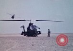 Standbild UH 60 Hubschrauber Ägypten, 1980, aus Sekunde 44 historischem Filmmaterial Videoclip 65675048345