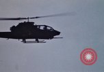 Standbild United States AH 1G Hubschrauber Ägypten, 1980, aus Sekunde 14 historischem Filmmaterial Videoclip 65675048348