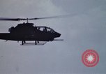 Standbild United States AH 1G Hubschrauber Ägypten, 1980, aus Sekunde 16 historischem Filmmaterial Videoclip 65675048348