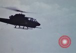 Standbild United States AH 1G Hubschrauber Ägypten, 1980, aus Sekunde 22 historischem Filmmaterial Videoclip 65675048348