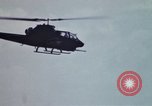 Standbild United States AH 1G Hubschrauber Ägypten, 1980, aus Sekunde 23 historischem Filmmaterial Videoclip 65675048348