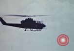 Standbild United States AH 1G Hubschrauber Ägypten, 1980, aus Sekunde 25 historischem Filmmaterial Videoclip 65675048348