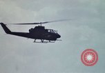 Standbild United States AH 1G Hubschrauber Ägypten, 1980, aus Sekunde 28 historischem Filmmaterial Videoclip 65675048348