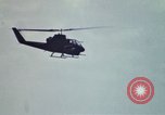 Standbild United States AH 1G Hubschrauber Ägypten, 1980, aus Sekunde 32 historischem Filmmaterial Videoclip 65675048348