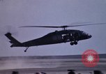 Standbild USA UH 60 Hubschrauber Ägypten, 1980, aus Sekunde 41 historischem Filmmaterial Videoclip 65675048349