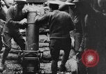 Image tir des soldats britanniques 945 pouce du mortier France, 1916, de la seconde 11 séquences d'archives historiques vidéo 65675048364