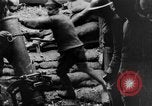 Image tir des soldats britanniques 945 pouce du mortier France, 1916, de la seconde 12 séquences d'archives historiques vidéo 65675048364
