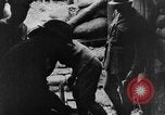 Image tir des soldats britanniques 945 pouce du mortier France, 1916, de la seconde 27 séquences d'archives historiques vidéo 65675048364