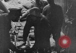 Image tir des soldats britanniques 945 pouce du mortier France, 1916, de la seconde 33 séquences d'archives historiques vidéo 65675048364