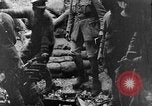 Image tir des soldats britanniques 945 pouce du mortier France, 1916, de la seconde 42 séquences d'archives historiques vidéo 65675048364