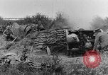 Standbild British 18 pounder Batterie Artillerie feuern Frankreich, 1916, aus Sekunde 11 historischem Filmmaterial Videoclip 65675048365