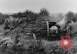 Standbild British 18 pounder Batterie Artillerie feuern Frankreich, 1916, aus Sekunde 13 historischem Filmmaterial Videoclip 65675048365