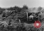 Standbild British 18 pounder Batterie Artillerie feuern Frankreich, 1916, aus Sekunde 14 historischem Filmmaterial Videoclip 65675048365