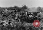 Standbild British 18 pounder Batterie Artillerie feuern Frankreich, 1916, aus Sekunde 15 historischem Filmmaterial Videoclip 65675048365