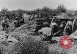Standbild British 18 pounder Batterie Artillerie feuern Frankreich, 1916, aus Sekunde 17 historischem Filmmaterial Videoclip 65675048365