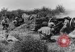 Standbild British 18 pounder Batterie Artillerie feuern Frankreich, 1916, aus Sekunde 18 historischem Filmmaterial Videoclip 65675048365