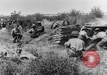 Standbild British 18 pounder Batterie Artillerie feuern Frankreich, 1916, aus Sekunde 19 historischem Filmmaterial Videoclip 65675048365
