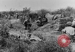 Standbild British 18 pounder Batterie Artillerie feuern Frankreich, 1916, aus Sekunde 21 historischem Filmmaterial Videoclip 65675048365