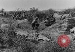 Standbild British 18 pounder Batterie Artillerie feuern Frankreich, 1916, aus Sekunde 23 historischem Filmmaterial Videoclip 65675048365