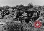 Standbild British 18 pounder Batterie Artillerie feuern Frankreich, 1916, aus Sekunde 24 historischem Filmmaterial Videoclip 65675048365