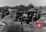 Standbild British 18 pounder Batterie Artillerie feuern Frankreich, 1916, aus Sekunde 25 historischem Filmmaterial Videoclip 65675048365