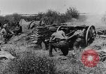 Standbild British 18 pounder Batterie Artillerie feuern Frankreich, 1916, aus Sekunde 26 historischem Filmmaterial Videoclip 65675048365