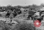 Standbild British 18 pounder Batterie Artillerie feuern Frankreich, 1916, aus Sekunde 28 historischem Filmmaterial Videoclip 65675048365