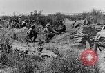 Standbild British 18 pounder Batterie Artillerie feuern Frankreich, 1916, aus Sekunde 29 historischem Filmmaterial Videoclip 65675048365