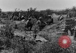 Standbild British 18 pounder Batterie Artillerie feuern Frankreich, 1916, aus Sekunde 30 historischem Filmmaterial Videoclip 65675048365