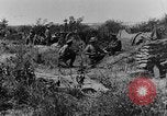 Standbild British 18 pounder Batterie Artillerie feuern Frankreich, 1916, aus Sekunde 31 historischem Filmmaterial Videoclip 65675048365
