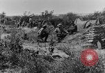 Standbild British 18 pounder Batterie Artillerie feuern Frankreich, 1916, aus Sekunde 32 historischem Filmmaterial Videoclip 65675048365