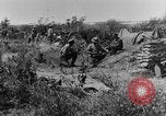Standbild British 18 pounder Batterie Artillerie feuern Frankreich, 1916, aus Sekunde 33 historischem Filmmaterial Videoclip 65675048365