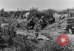 Standbild British 18 pounder Batterie Artillerie feuern Frankreich, 1916, aus Sekunde 34 historischem Filmmaterial Videoclip 65675048365