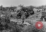 Standbild British 18 pounder Batterie Artillerie feuern Frankreich, 1916, aus Sekunde 35 historischem Filmmaterial Videoclip 65675048365