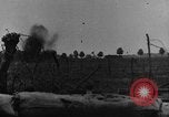 Standbild britische Soldaten Angriff aus ihren Gräben Frankreich, 1916, aus Sekunde 11 historischem Filmmaterial Videoclip 65675048367