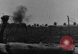 Standbild britische Soldaten Angriff aus ihren Gräben Frankreich, 1916, aus Sekunde 12 historischem Filmmaterial Videoclip 65675048367