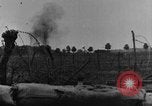 Standbild britische Soldaten Angriff aus ihren Gräben Frankreich, 1916, aus Sekunde 13 historischem Filmmaterial Videoclip 65675048367