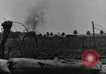 Standbild britische Soldaten Angriff aus ihren Gräben Frankreich, 1916, aus Sekunde 14 historischem Filmmaterial Videoclip 65675048367