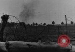 Standbild britische Soldaten Angriff aus ihren Gräben Frankreich, 1916, aus Sekunde 15 historischem Filmmaterial Videoclip 65675048367