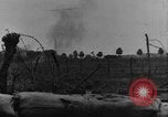 Standbild britische Soldaten Angriff aus ihren Gräben Frankreich, 1916, aus Sekunde 16 historischem Filmmaterial Videoclip 65675048367