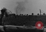 Standbild britische Soldaten Angriff aus ihren Gräben Frankreich, 1916, aus Sekunde 17 historischem Filmmaterial Videoclip 65675048367