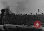 Standbild britische Soldaten Angriff aus ihren Gräben Frankreich, 1916, aus Sekunde 18 historischem Filmmaterial Videoclip 65675048367